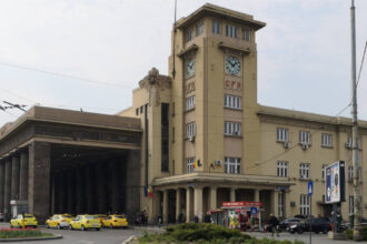scandal la gara de nord un barbat s a urcat pe acoperis a aruncat cu caramizi in multime si a amenintat ca se arunca 693fe8125e5fe