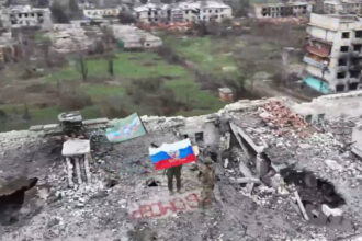 sceneta sinistra dintr un oras eliberat de armata lui putin multumesc soldatilor va iubim va rog sa ne luati de aici 693adf19ac00a