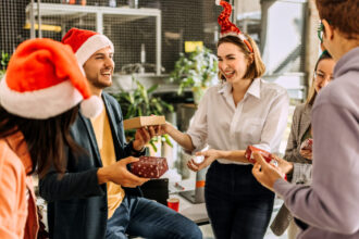 secret santa cel mai indragit obicei de craciun de unde a luat nastere traditia de a oferi cadouri in secret 693d1bee65935