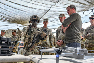 seful armatei sua ar fi fost scos din negocierile de pace privind ucraina de paranoicul hegseth i s a dat peste mana 693c3ad087a7f