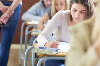 senatul a adoptat legea care obliga universitatile sa ofere mai multe stagii de practica pentru studenti 694293983952f