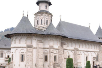 slujba de pomenire a etnicilor romani din ucraina cazuti pe front la manastirea putna razboiul a intrat in casele noastre 693ed34c19a00