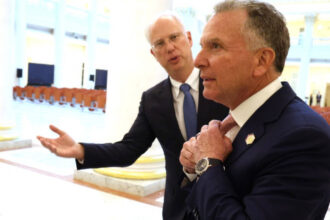 steve witkoff se intalneste cu kirill dmitriev omul lui vladimir putin la moscova la discutii participa si ginerele lui trump 692f04c85ea46