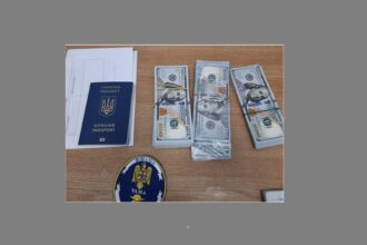 surpriza la vama doua femei prinse cu 60 000 de dolari nedeclarati iata unde erau ascunsi banii 694bd029e94f6