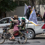 talibanii l au obligat pe un baiat de 13 ani sa l execute public pe ucigasul familiei sale 69330aede6649