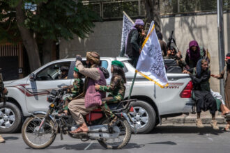 talibanii l au obligat pe un baiat de 13 ani sa l execute public pe ucigasul familiei sale 69330aede6649