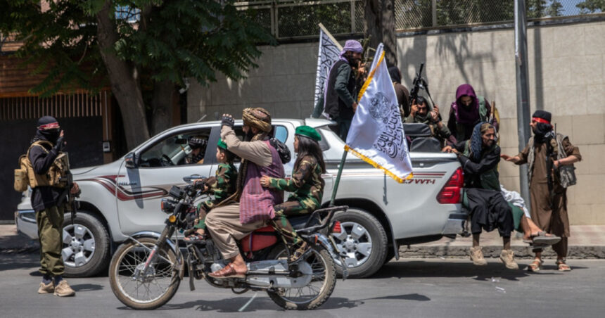 talibanii l au obligat pe un baiat de 13 ani sa l execute public pe ucigasul familiei sale 69330aede6649