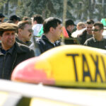 taximetristii care transferau bani de pe telefoanele clientilor in conturile proprii au fost plasati sub control judiciar 693c17be1bf67