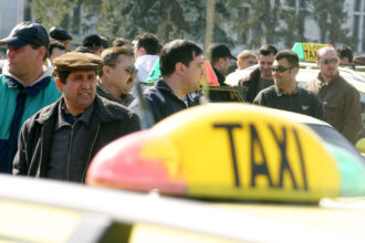 taximetristii care transferau bani de pe telefoanele clientilor in conturile proprii au fost plasati sub control judiciar 693c17be1bf67