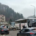trafic blocat pe dn1 un autocar in care se aflau 71 de oameni s a tamponat cu un autoturism mai multi oameni primesc ingrijiri medicale 69355c290b821