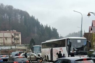 trafic blocat pe dn1 un autocar in care se aflau 71 de oameni s a tamponat cu un autoturism mai multi oameni primesc ingrijiri medicale 69355c290b821