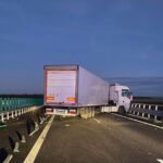 trafic blocat pe drumul expres craiova pitesti dupa ce un tir a lovit parapetul si a ramas blocat 693a906699a14