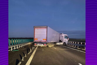 trafic blocat pe drumul expres craiova pitesti dupa ce un tir a lovit parapetul si a ramas blocat 693a906699a14