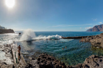 trei oameni au murit dupa ce un val urias a lovit o piscina naturala si au fost dusi in larg in tenerife 6936a781b3a52