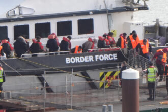 un act distopic de brutalitate perchezitii invazive pentru migranti in marea britanie dezbracare obligatorie si controale orale 692eb3f0582af