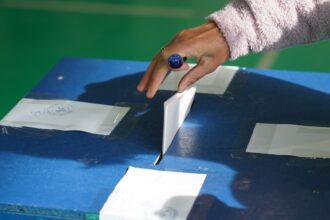 un alegator din lumina si a fotografiat buletinul de vot 69355b6dcce25