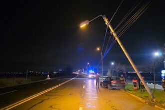 un autoturism a intrat intr un stalp intre eforie nord si eforie sud soferul a fost transportat la spital 694b78369adf4