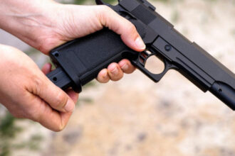 un barbat nervos a intrat inarmat peste un executor judecatoresc la constanta 693c5fa129bdc