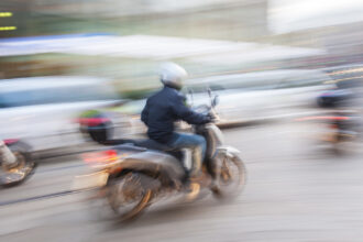 un tanar din arges i a lovit intentionat cu scuterul pe membrii familiei la o inmormantare a fost arestat preventiv 692dbdf83606d