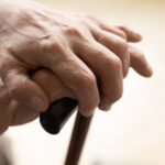 veteranii vaduvele de razboi si pensionarii vor beneficia de reduceri la transport si in 2026 guvernul a prelungit facilitatile 693af770b69c4