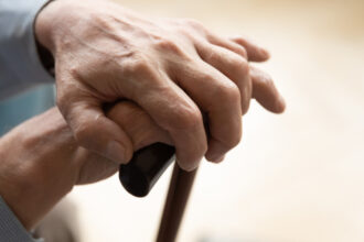 veteranii vaduvele de razboi si pensionarii vor beneficia de reduceri la transport si in 2026 guvernul a prelungit facilitatile 693af770b69c4