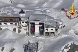 video accident cu o telecabina in regiunea piemont din italia doi oameni sunt raniti iar aproape 100 sunt blocati la peste 2 800 de metri 6953dd5659500