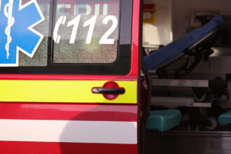 video accident grav in capitala un sofer a intrat cu masina intr un copac si apoi a lovit doua ambulante venite sa i acorde ajutor 693478a9b55b8