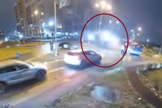 video accident incredibil o masina a zburat peste un sens giratoriu soferul a ramas incarcerat 6931e62e124df