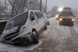 video accident la stroesti in judetul iasi un ranit dupa ce un microbuz a iesit de pe sosea 694b9fece5539