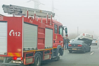 video accident rutier spectaculos o masina a ramas suspendata peste o alta dupa un carambol cu patru autoturisme implicate 694116773a1f2