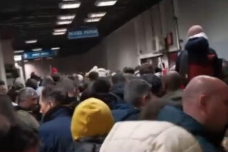 video aglomeratie la metroul din bucuresti dupa parada de 1 decembrie unui calator i s a facut rau 692e738a88653