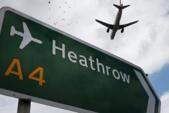 video alerta pe aeroportul heathrow din londra mai multe persoane au fost atacate cu spray lacrimogen un barbat a fost arestat 69356ef30a89e