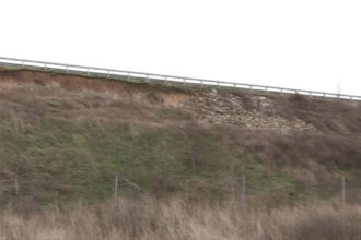 video alunecari de teren pe drumul expres craiova pitesti dupa valul de ploi pamantul a luat o la vale in mai multe zone 6936a75c35745