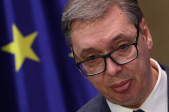 video am primit un mesaj de la moscova momentul jenant pentru vucic care ii sopteste sefei ce fara sa stie ca microfonul era deschis 693c0998c519f