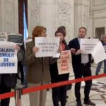 video angajatii parlamentului protesteaza din nou nemultumiti de salarii tipete si huiduieli la sosirea premierului ilie bolojan 692ef344e7e40