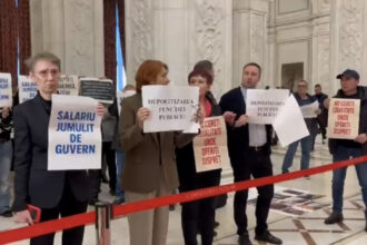 video angajatii parlamentului protesteaza din nou nemultumiti de salarii tipete si huiduieli la sosirea premierului ilie bolojan 692ef344e7e40