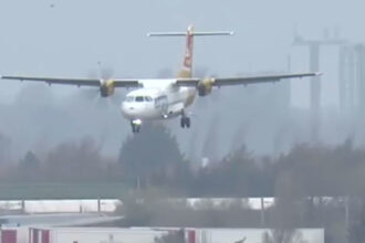 video aterizari pe vreme extrema probleme pe aeroportul din cluj napoca din cauza vantului puternic ce se intampla cu zborurile 69529650dab1d