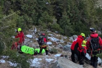 video brasov barbat accidentat extras de salvamontisti din zona vaii vistisoara dupa o interventie de 16 ore 693ecc4c4a0ac