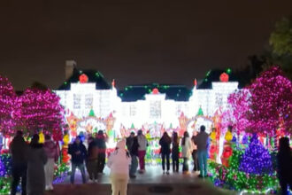 video cum arata conacul din dallas care atrage sute de vizitatori cu un decor de craciun inspirat de grinch 694cd1b0b6aa8