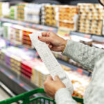 video de sarbatori romanii nu prea se uita la bani cat ajunge sa cheltuie in medie o familie in luna decembrie cumperi ce iti permiti 693fccb543736