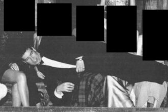 video dosarele epstein imagine noua cu fostul print andrew fotografiat cu capul in poala unei femei sub ochii lui ghislaine maxwell 6946611564686