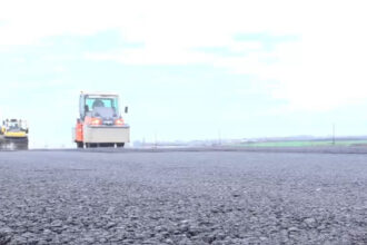 video dupa mai bine de un deceniu de blocaje apar primii kilometri de asfalt pe a3 in bihor imagini de pe santierul autostrazii 6931dd856f382