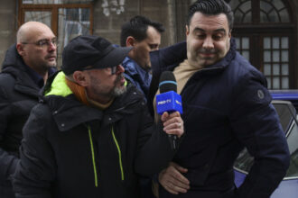 video fostul ministru razvan cuc inregistrat cand discuta despre mita cu seful rar cum era folosita telecomanda pentru a codifica mesajele 694311d1cb44c