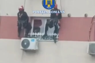 video interventie spectaculoasa a politistilor bucuresteni pentru salvarea unei femei care se baricadase in locuinta 6943d6bcb66df