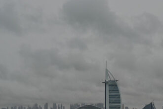 video inundatii in emiratele arabe unite trafic ingreunat noi precipitatii abundente prognozate dubaiul cere populatiei sa ramana in case 6945085480f40