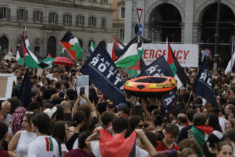 video manifestatie de amploare in italia zeci de mii de persoane au protestat in strada impotriva planurilor bugetare ale guvernului meloni 693c5e2e9c410