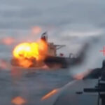 video momentul in care dronele marine ucrainene ataca si avariaza un alt petrolier al flotei fantoma rusesti in marea neagra 6939d736668ad