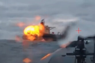 video momentul in care dronele marine ucrainene ataca si avariaza un alt petrolier al flotei fantoma rusesti in marea neagra 6939d736668ad