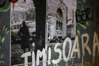 video pe urmele eroilor de la timisoara zeci de elevi au participat la o vanatoare de indicii pe traseul revolutiei din 1989 6940e9b45a444