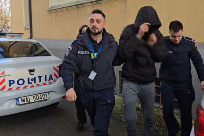 video politistul din silistea care a batut un barbat din cernavoda a fost adus in catuse la instanta 693a8cfa03d5c